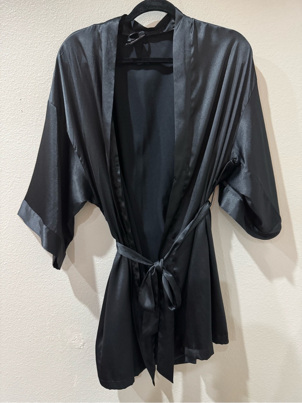 Victoria’s Secret Size M Black Soft and Satin Kimono Robe with Leopard Tie EUC